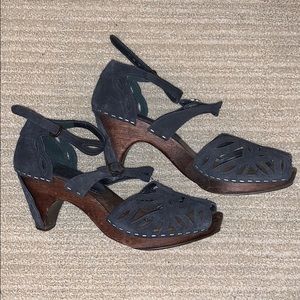 Wood Open Clog Suede Navy Heel